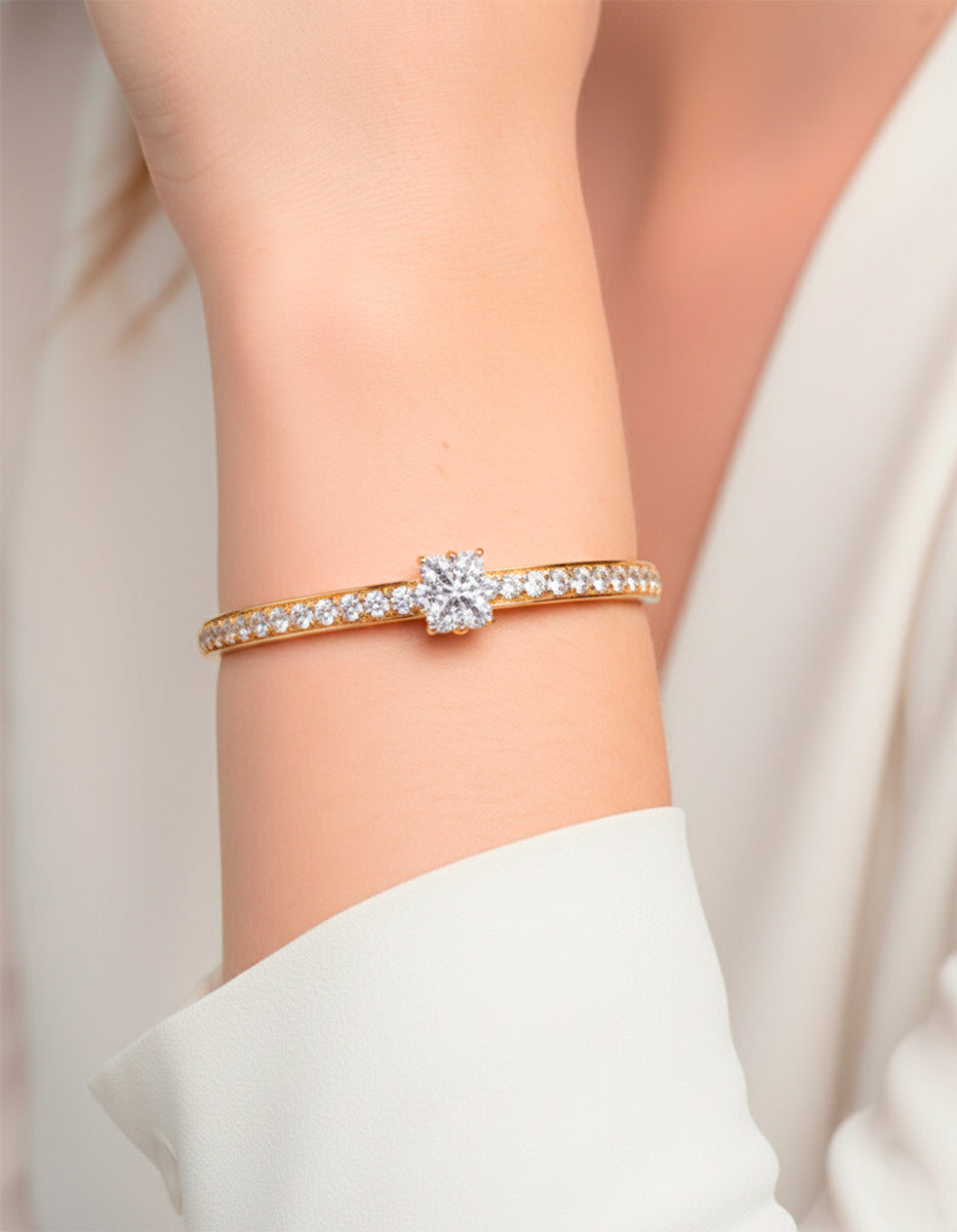 Brazalete con topacio central cuadrado y topacios blancos un hilo Festive Style