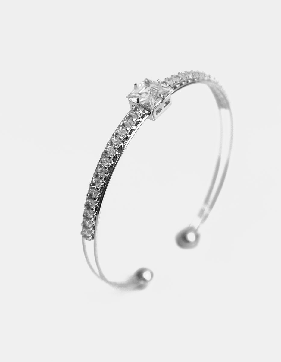 Brazalete de metal noble con topacio central cuadrado y topacios blancos en un hilo Festive Style