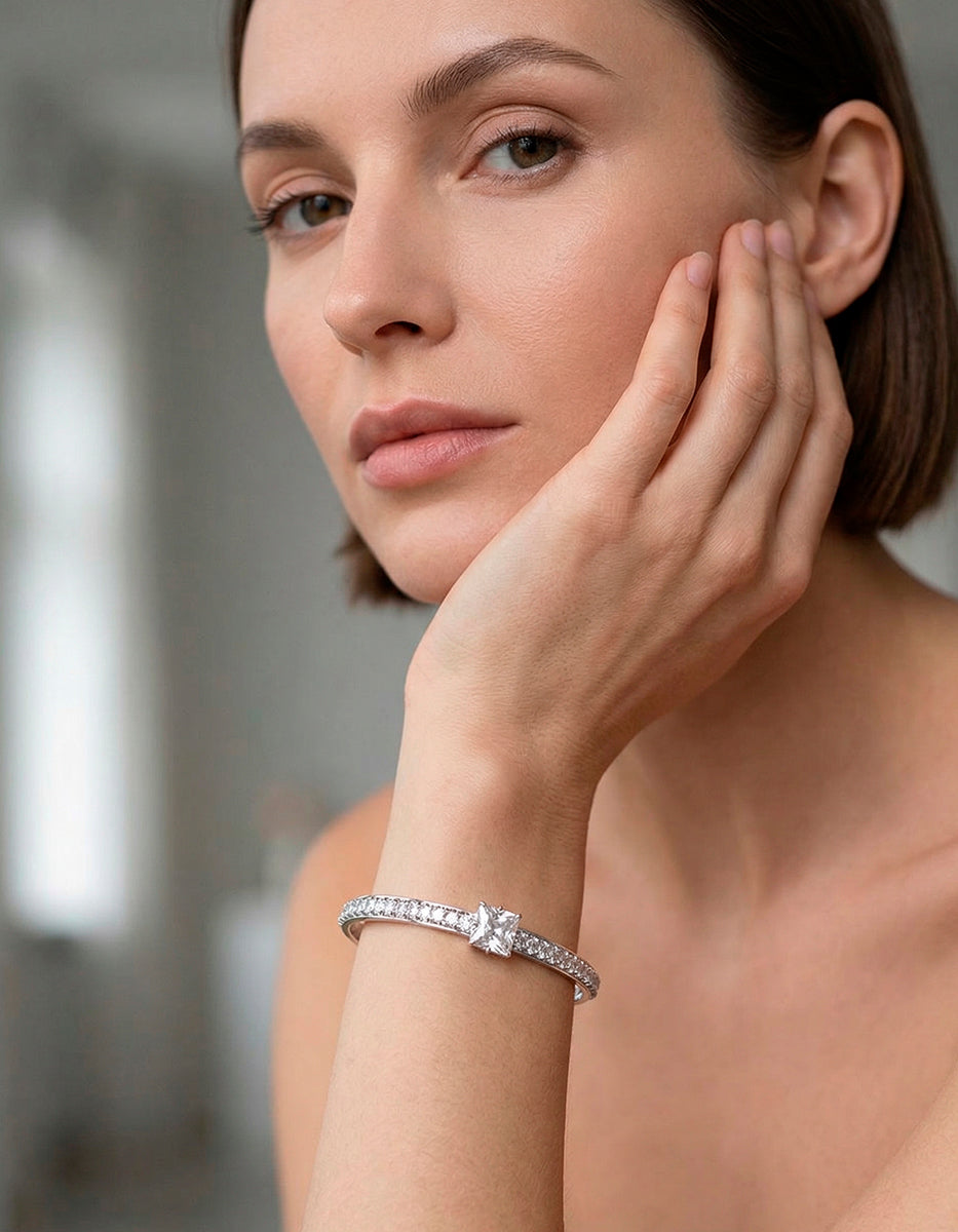 Brazalete de metal noble con topacio central cuadrado y topacios blancos en un hilo Festive Style