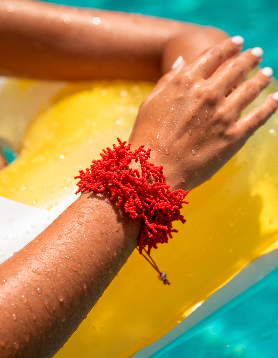 Pulsera ajustable Goldfield 18K & cuentas rojas en forma de coral Ultramar