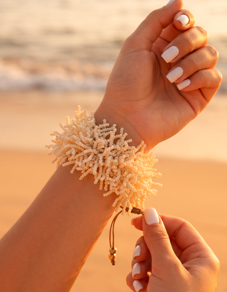 Pulsera ajustable Goldfield 18K & cuentas marfil en forma de coral Ultramar
