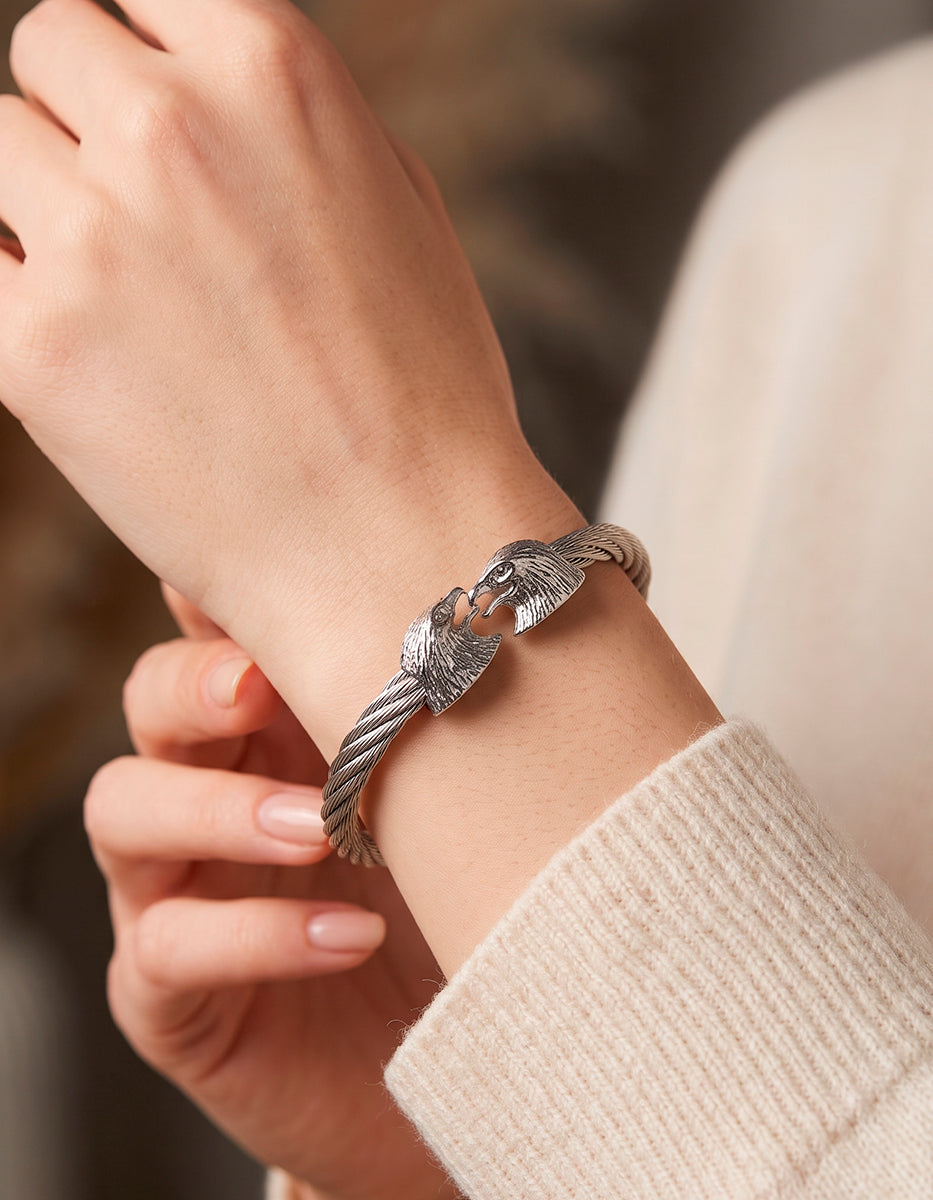 Brazalete torzado en baño Silver-filled con terminales de cabeza de águila