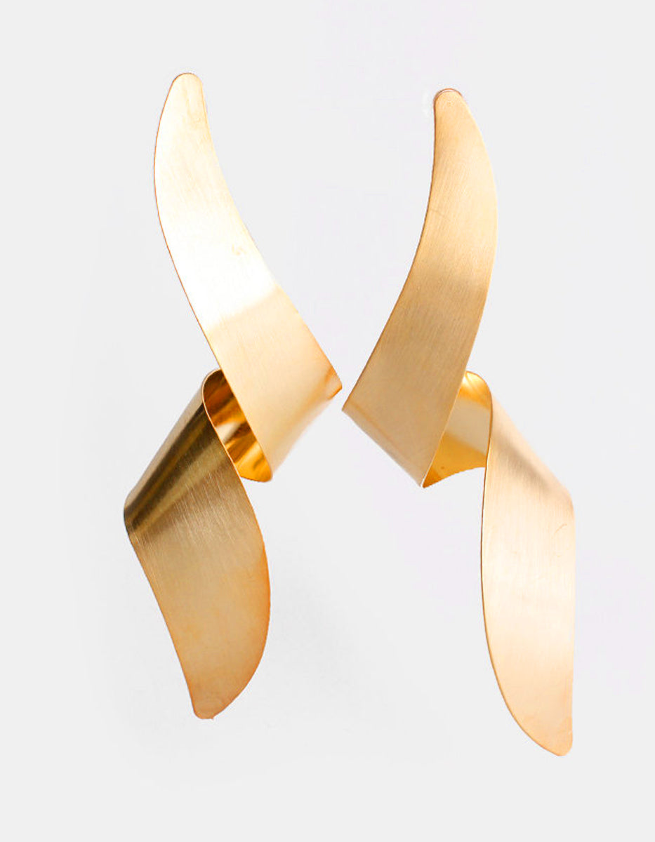 Aretes Oro laminado mate movimiento espiral Golden Chic