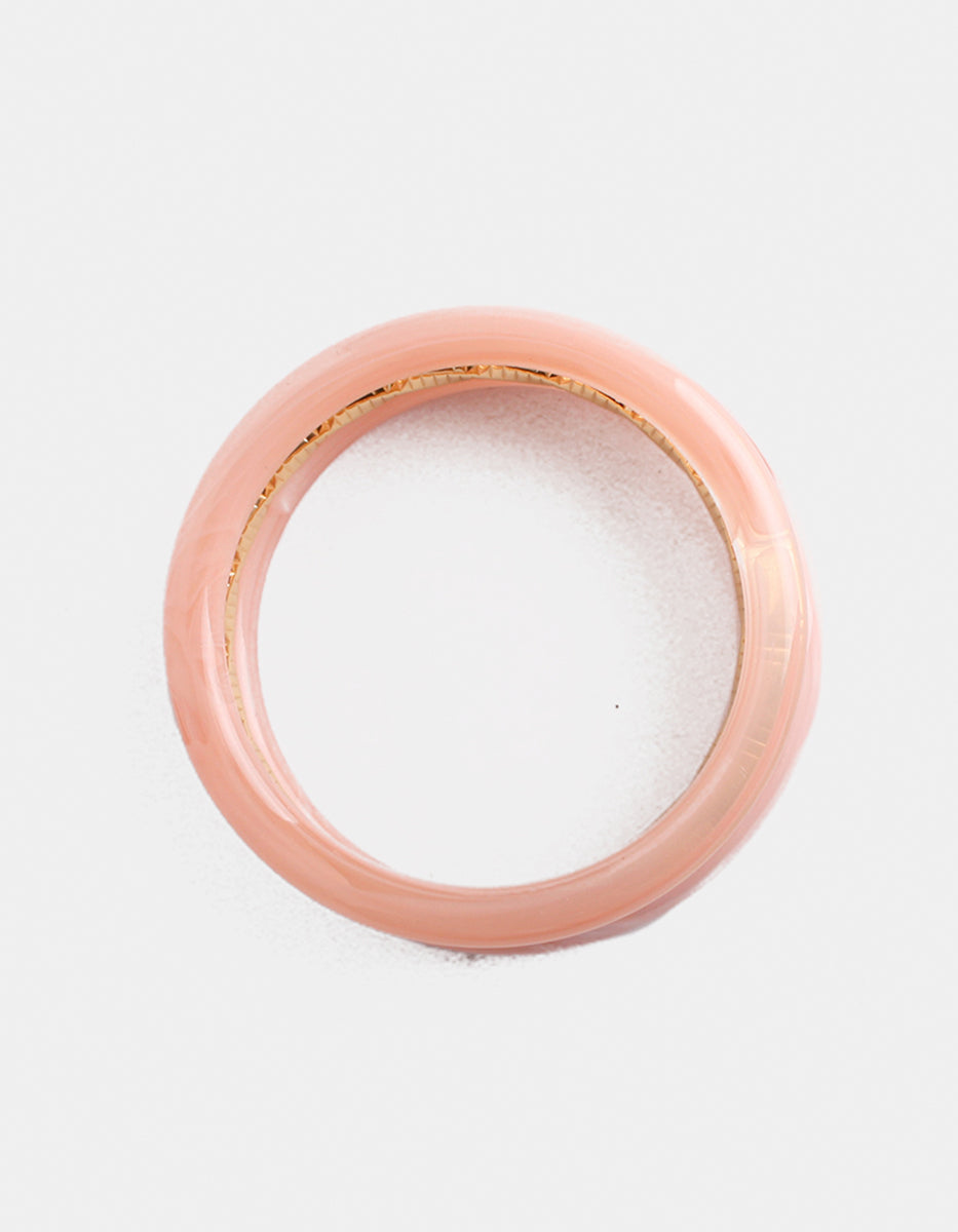 Brazalete de baquelita tono rosa pastel y aro metálico labrado dorado Ultramar