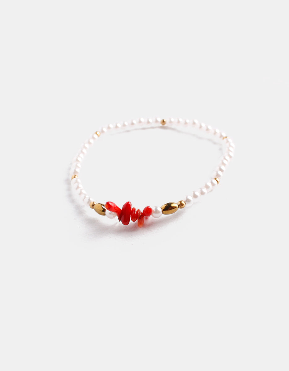 Pulsera de perlas con dijes en Gold-Filled y detalle de baquelita roja Ultramar