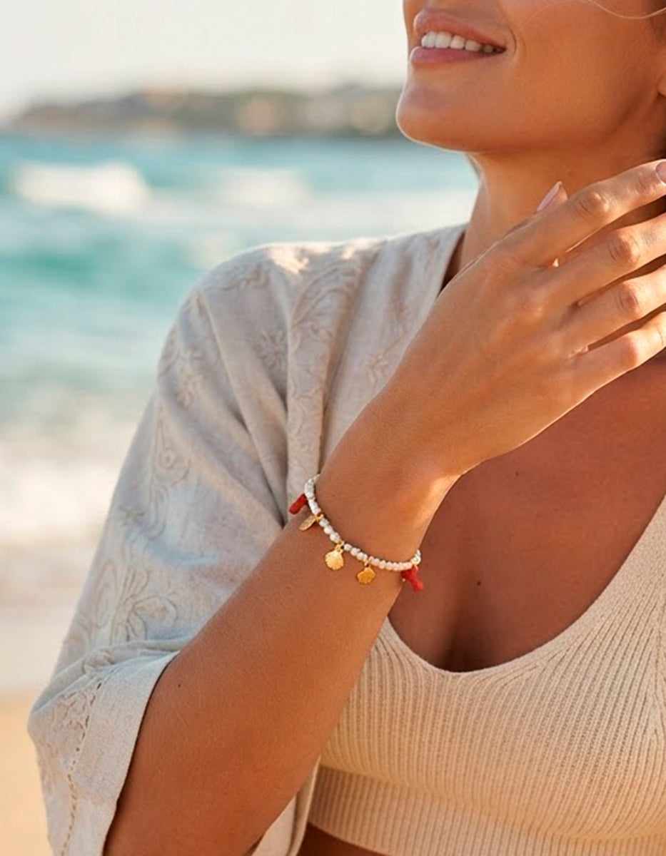 Pulsera de perlas con dijes de concha en Gold-Filled y acentos de baquelita roja Ultramar
