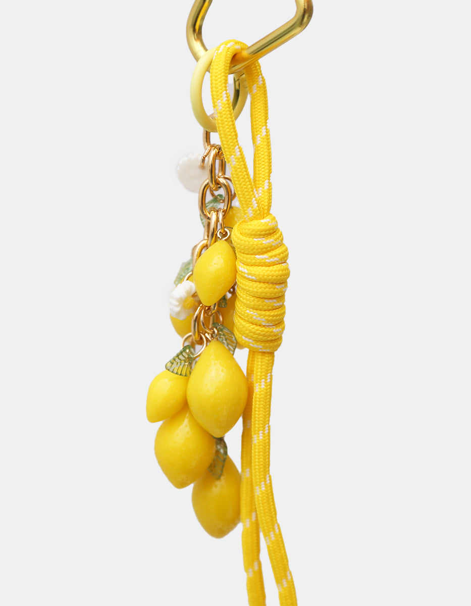 Charm para bolso en oro laminado y baquelita con dijes de limones y cordón náutico Ultramar