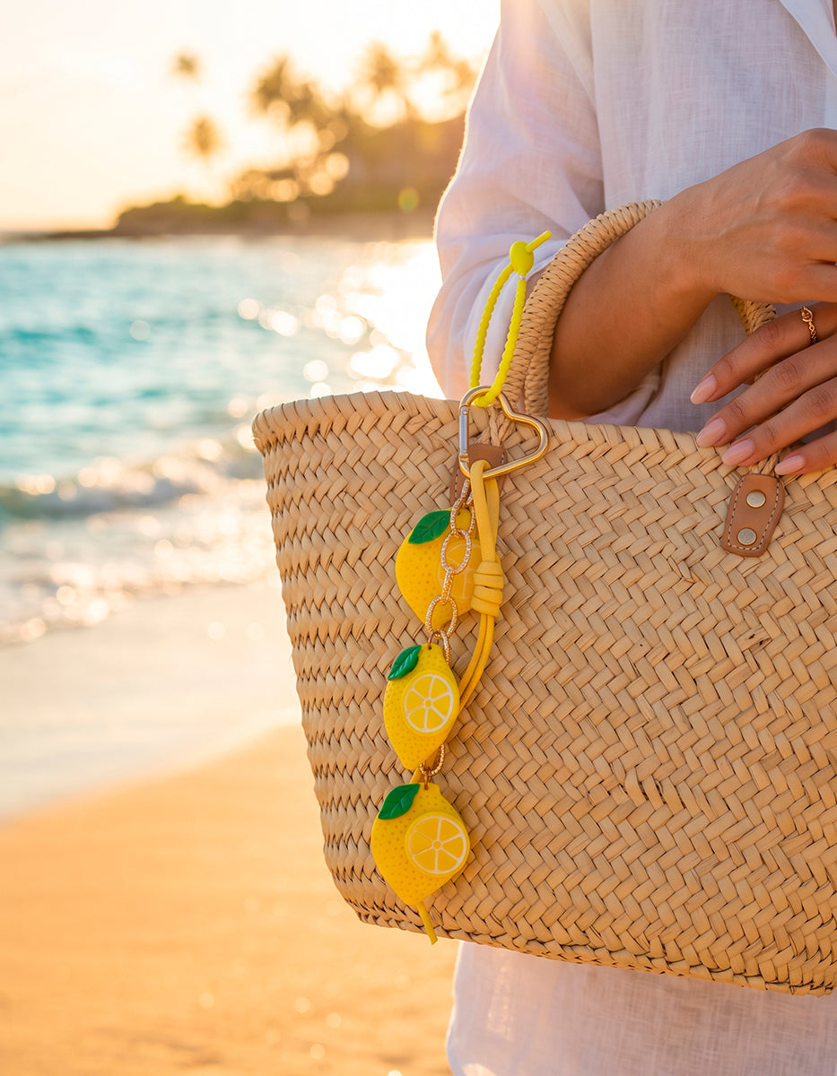 Charm para bolso con limones de acrilico, cordón de piel y corazón en oro laminado Ultramar