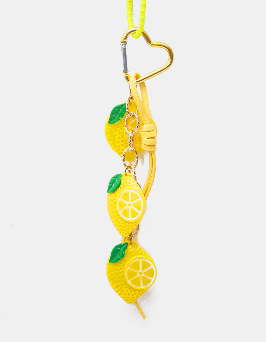 Charm para bolso con limones de acrilico, cordón de piel y corazón en oro laminado Ultramar