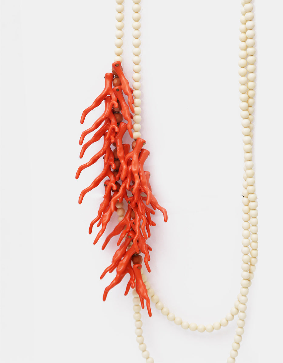 Collar largo doble de baquelita marfil y rosa quemado facetado con racimo de coral naranja Ultramar