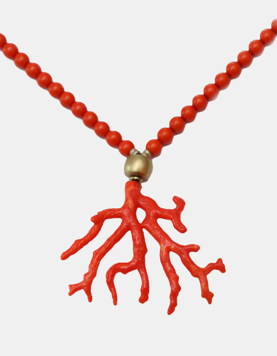 Collar de esferas de baquelita roja con gran colgante de coral escultórico y acento dorado Ultramar