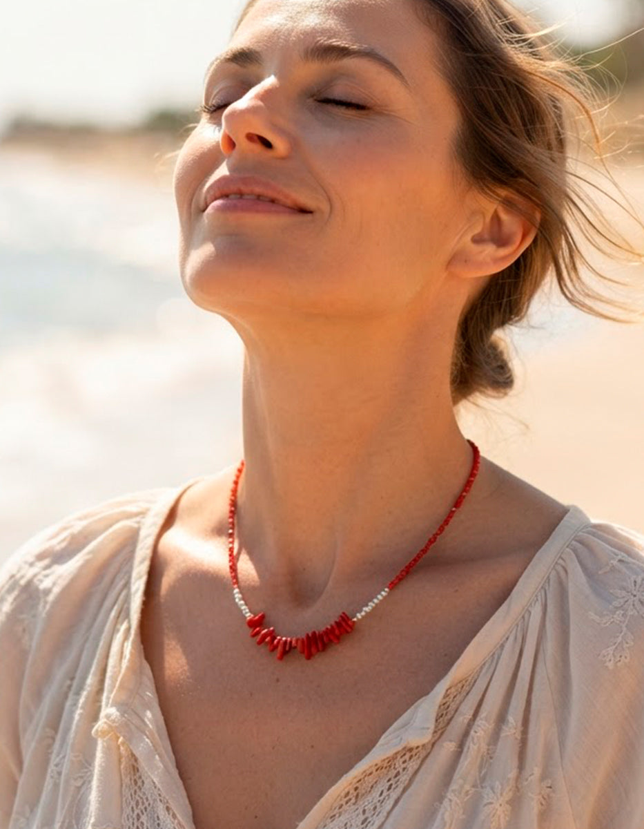Collar estilo talismán con baquelita roja, perlas mabe y cristal austriaco Ultramar