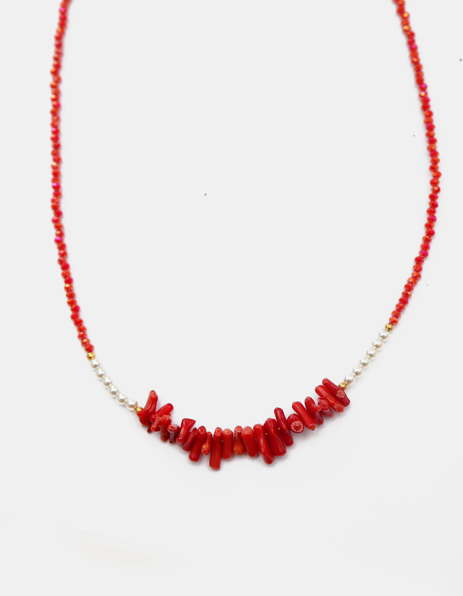 Collar estilo talismán con baquelita roja, perlas mabe y cristal austriaco Ultramar