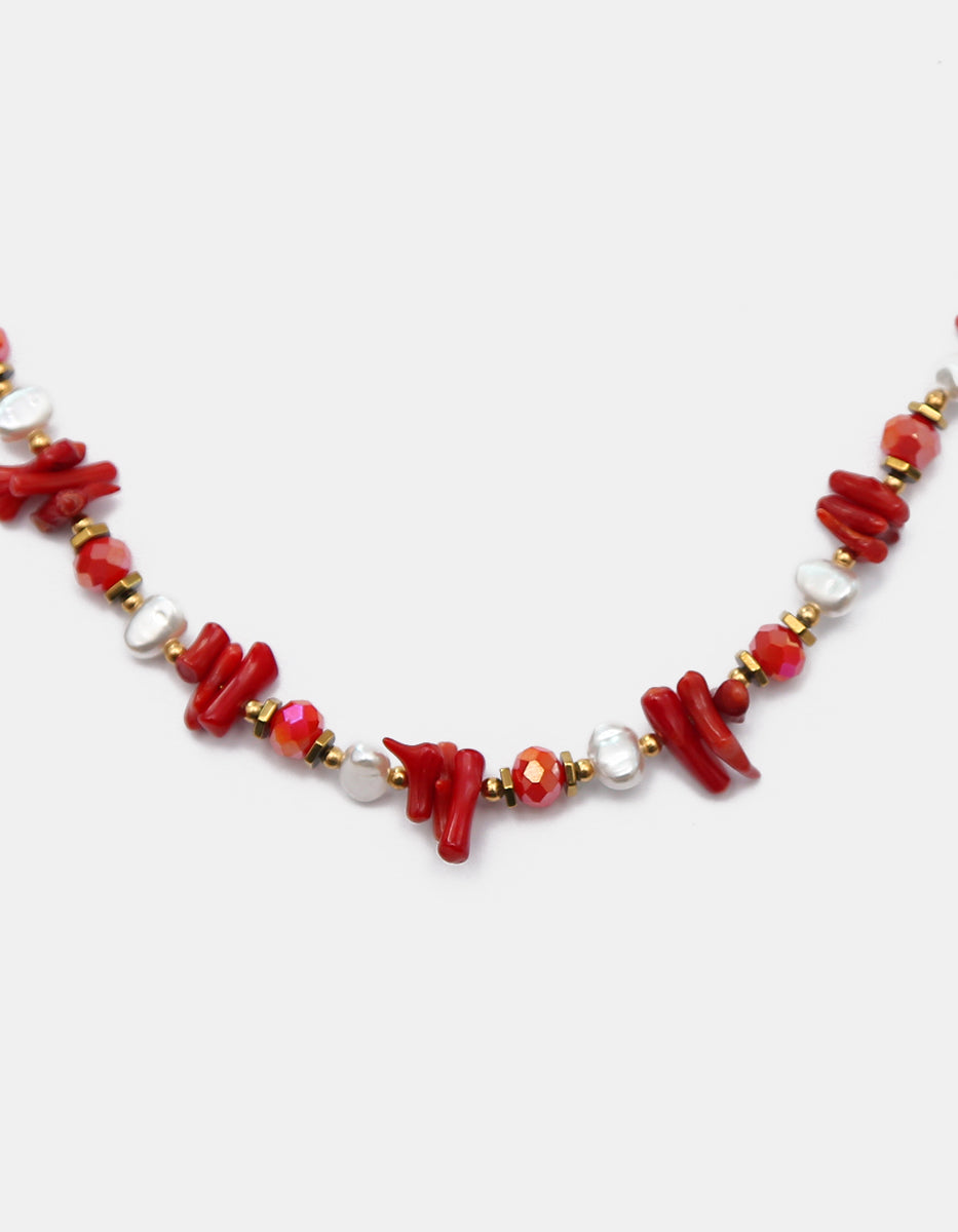 Collar corto de secuencia en fragmentos coral de baquelita roja, perlas barrocas y cristal austriaco Ultramar