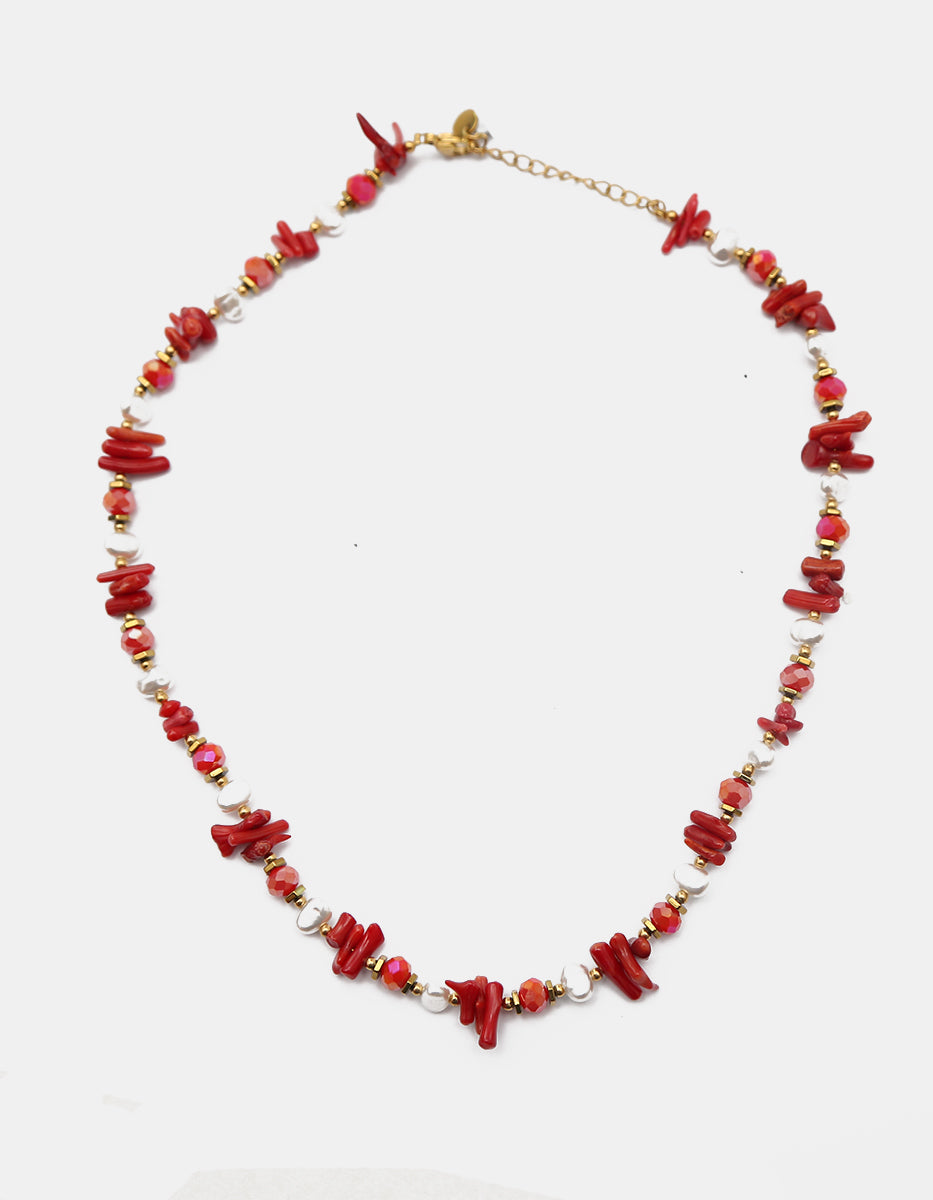 Collar corto de secuencia en fragmentos coral de baquelita roja, perlas barrocas y cristal austriaco Ultramar