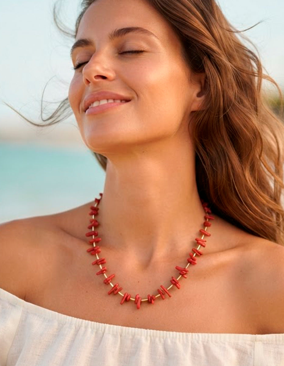 Collar estilo coral mediterráneo en baquelita roja y canutillos en Gold-Filled Ultramar