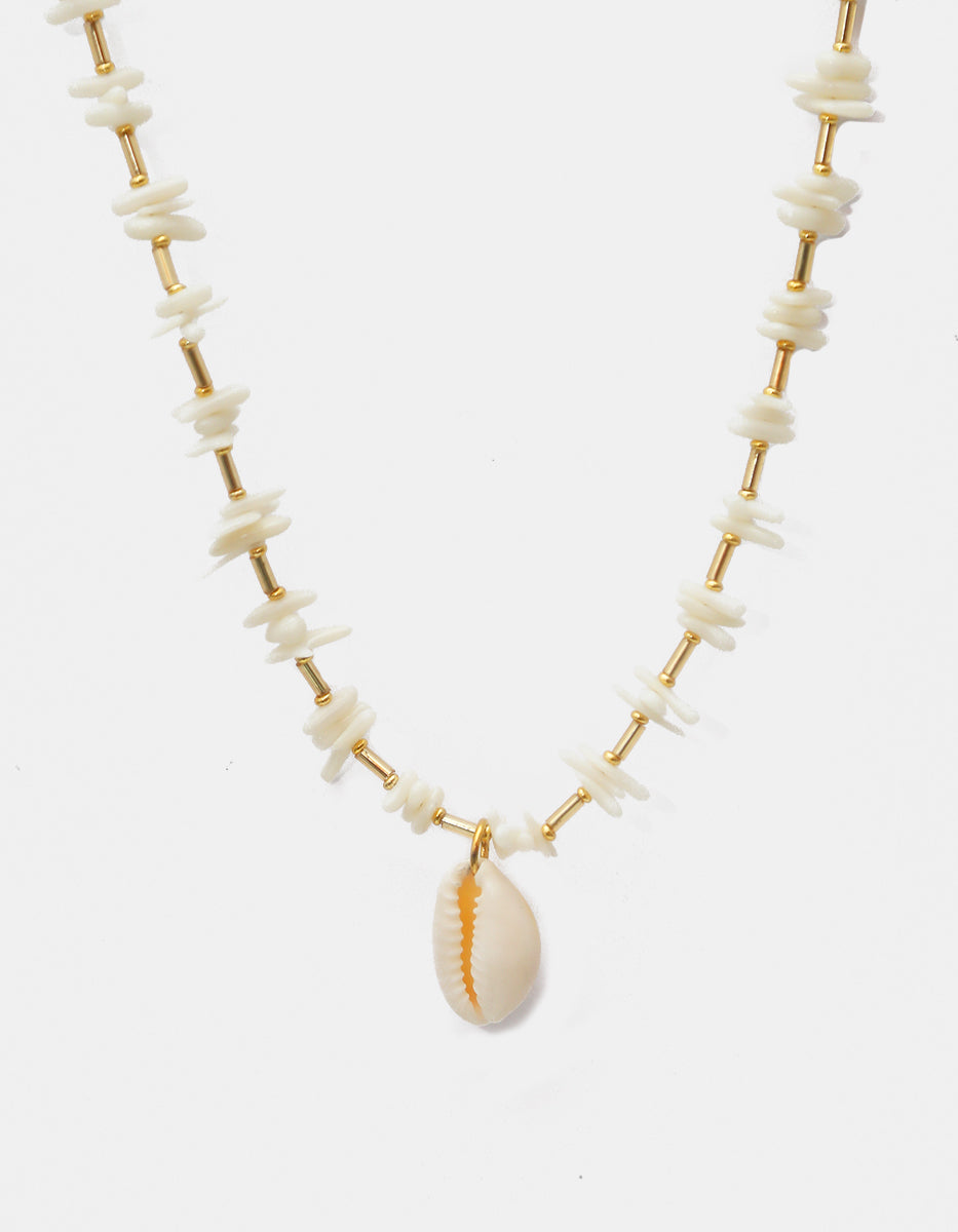 Collar con dije de concha Cowrie y cuentas de baquelita blanca con acentos dorados Ultramar