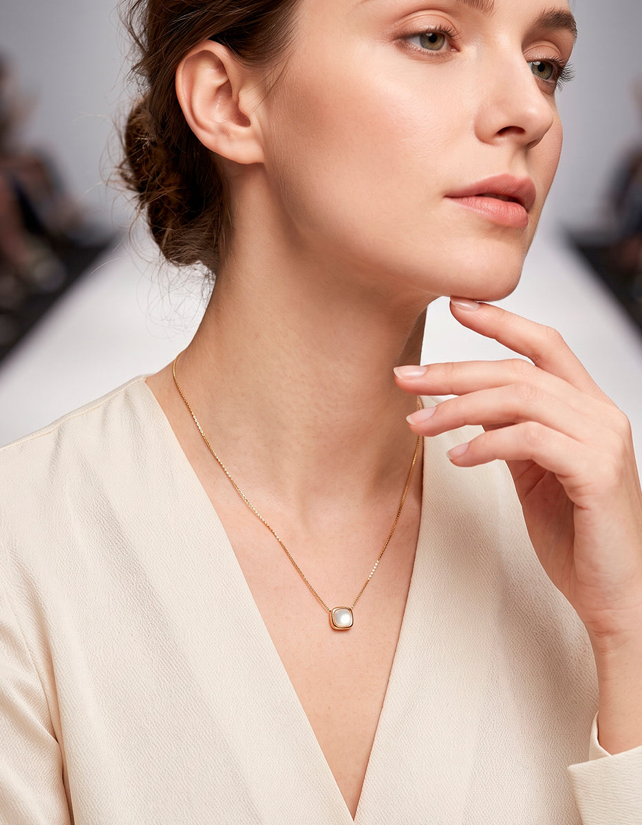 Collar de oro laminado 22k con dije de Madreperla en corte Brillante