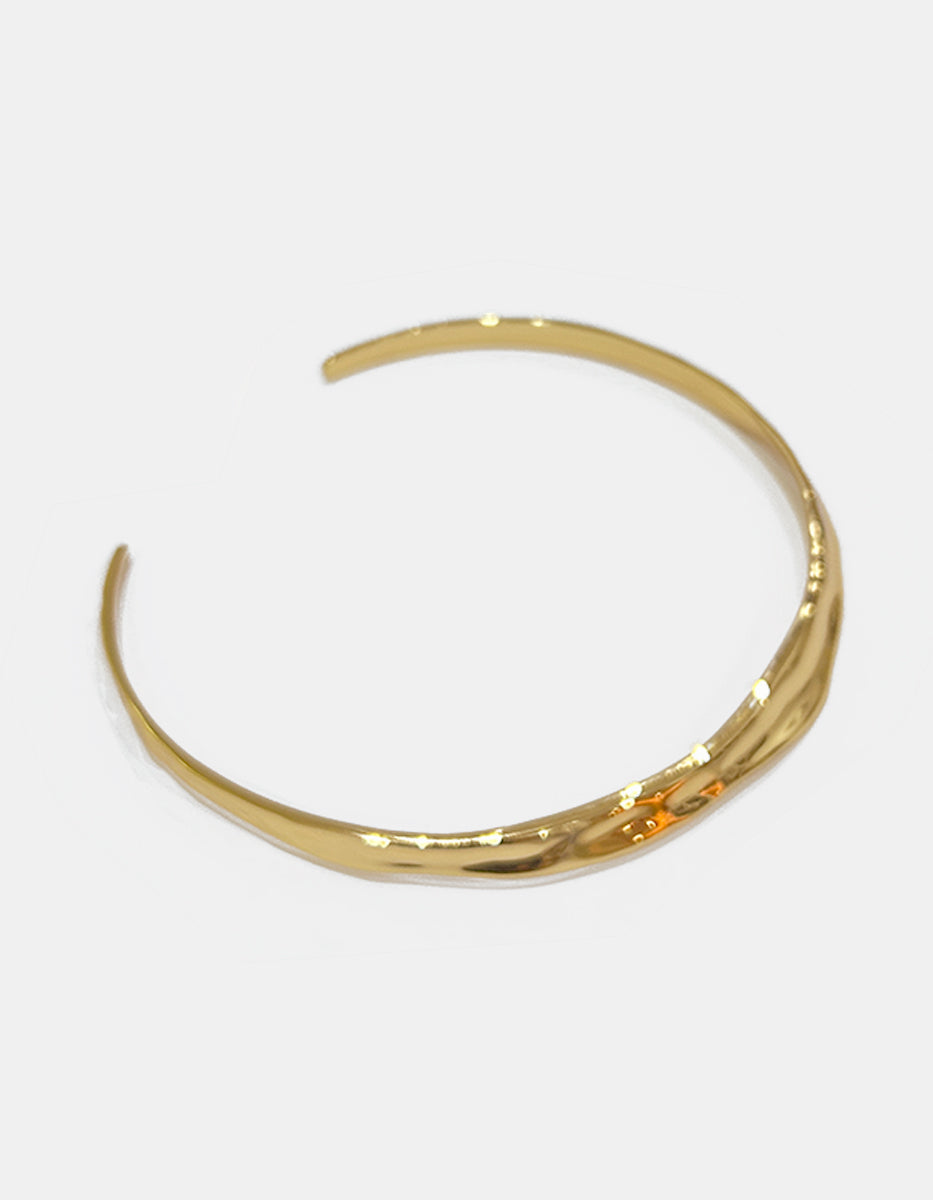 Gargantilla de oro laminado 22k con ondas martilladas