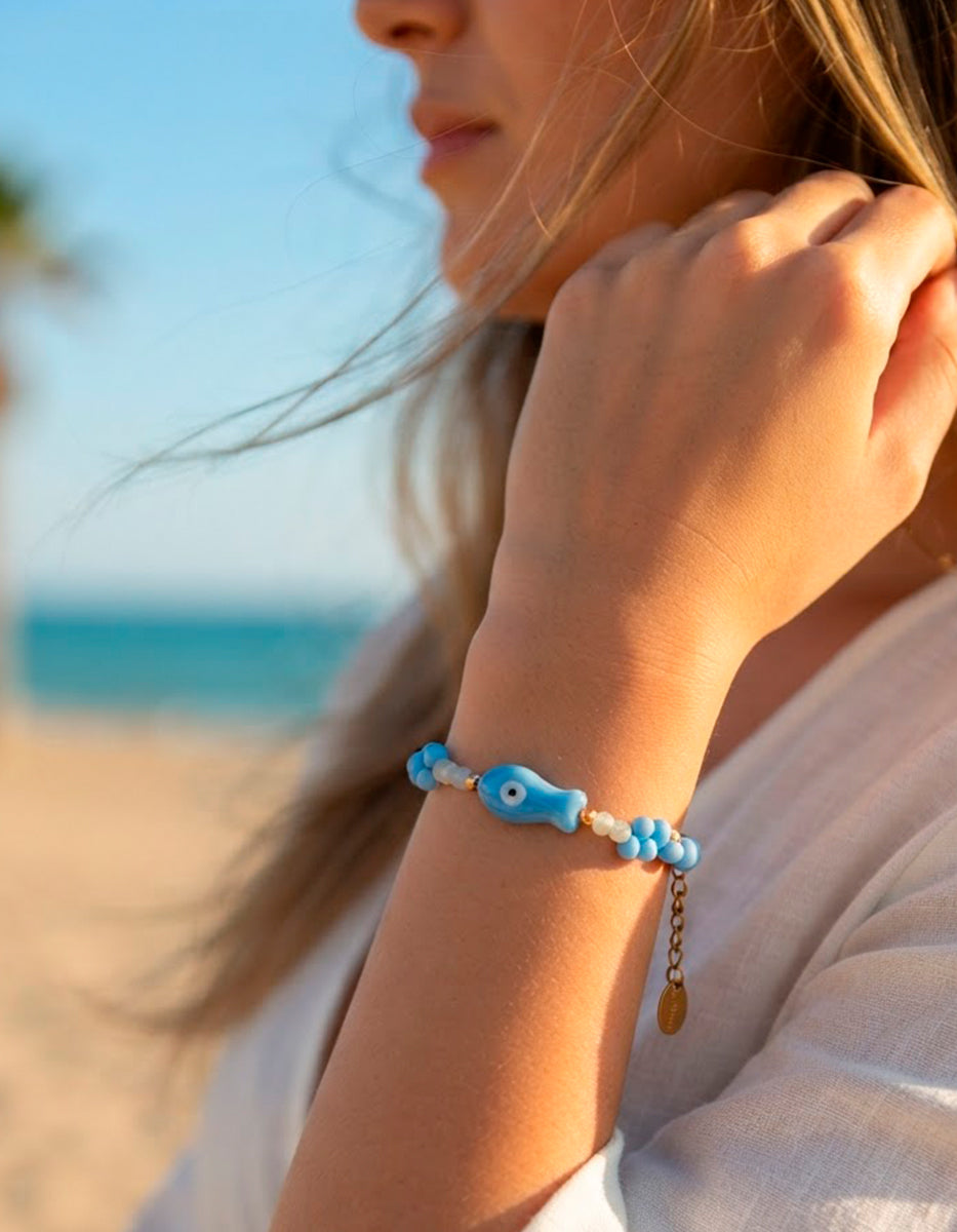 Pulsera de baquelita albiazul en Gold-Filled con pez de cerámica azul Ultramar