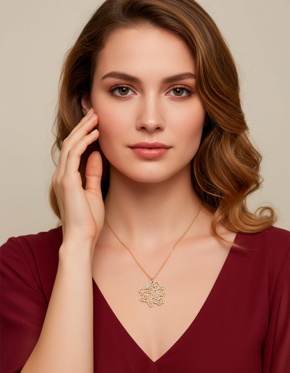 Cadena con dije redondo mediano & 400 topacios blancos montados corte diamante