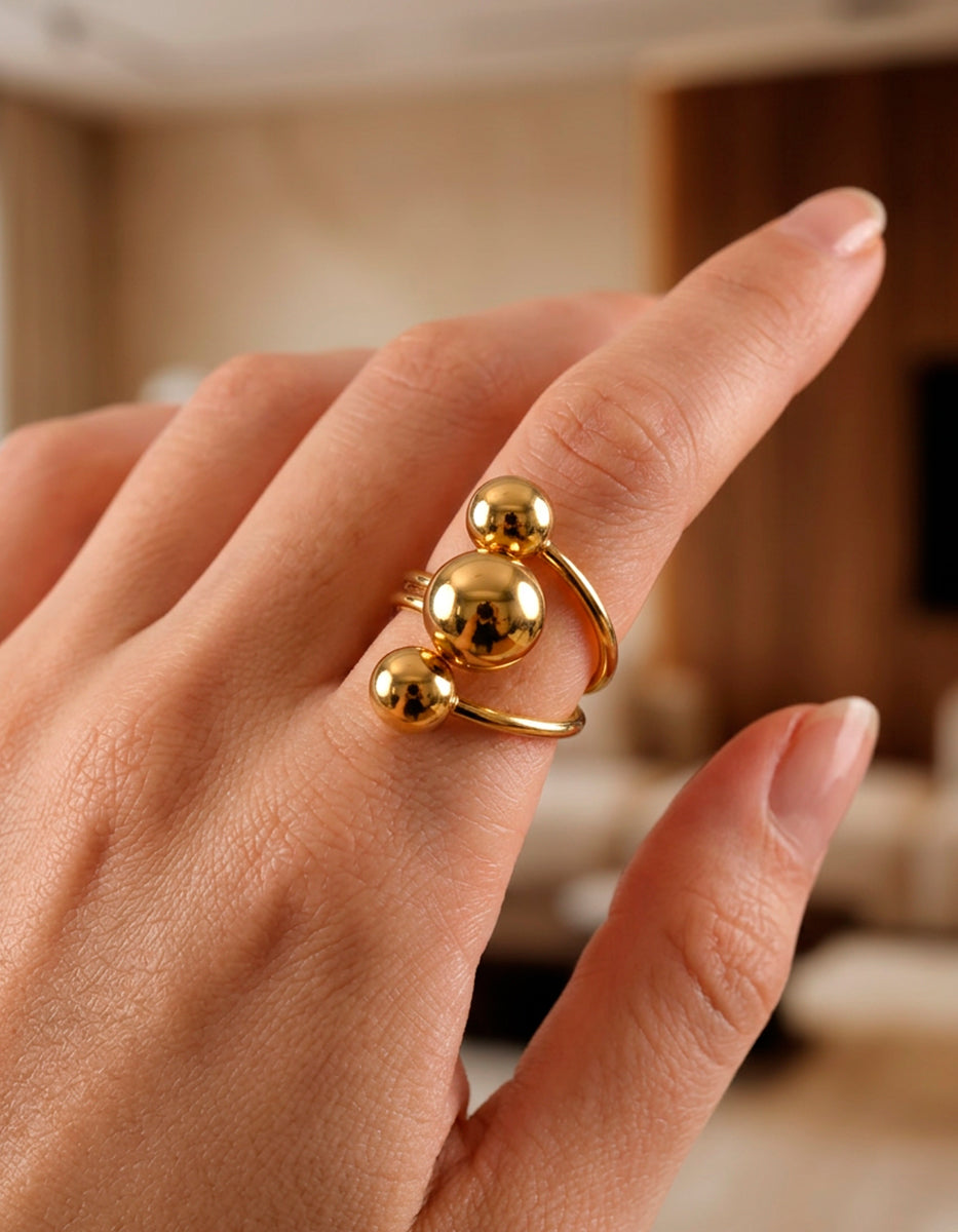 Anillo abierto de silueta orgánica con tríptico de esferas en Gold-Filled de 22kt Talla 7