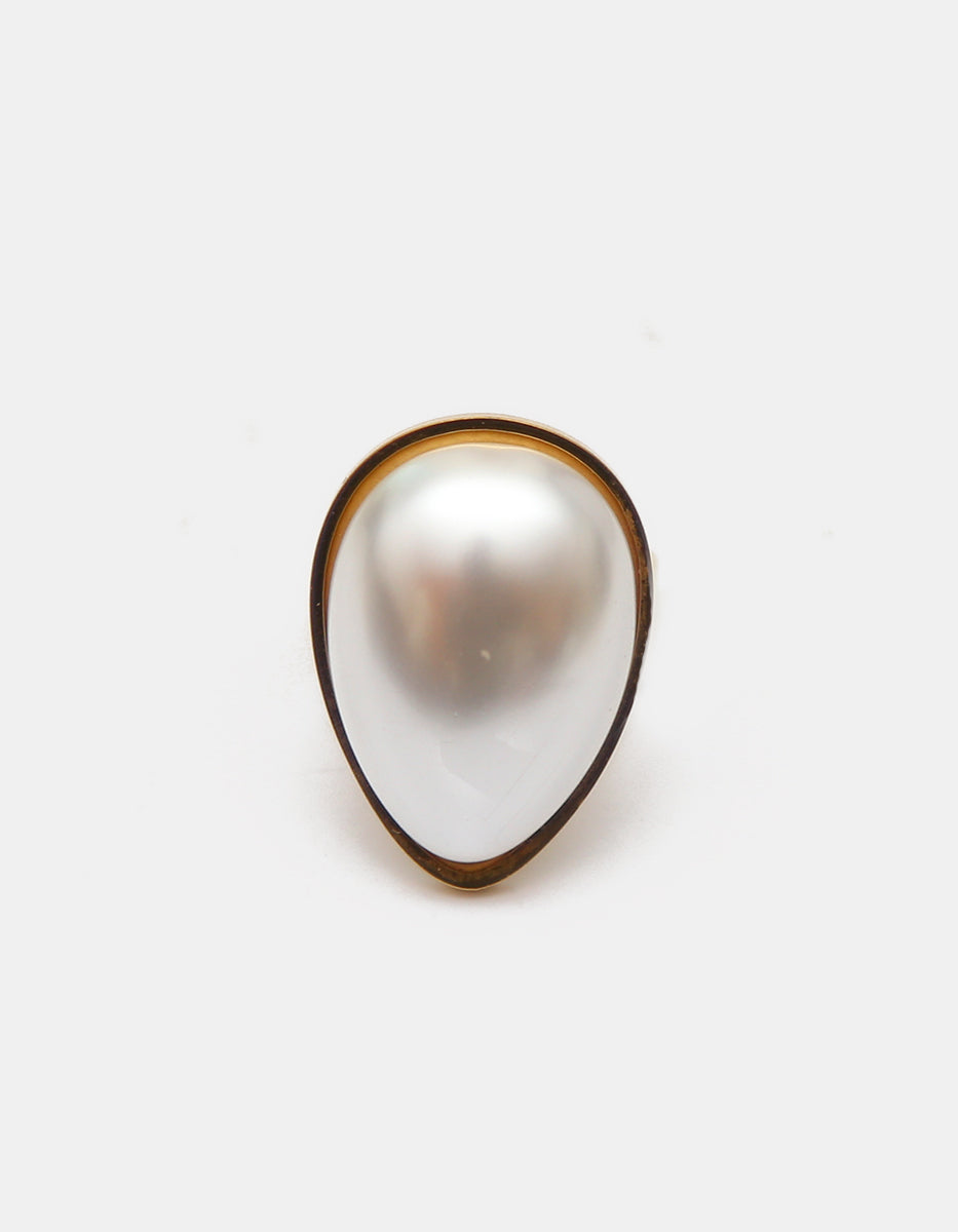 Anillo ajustable de madreperla en corte gota con baño de oro de 22kt