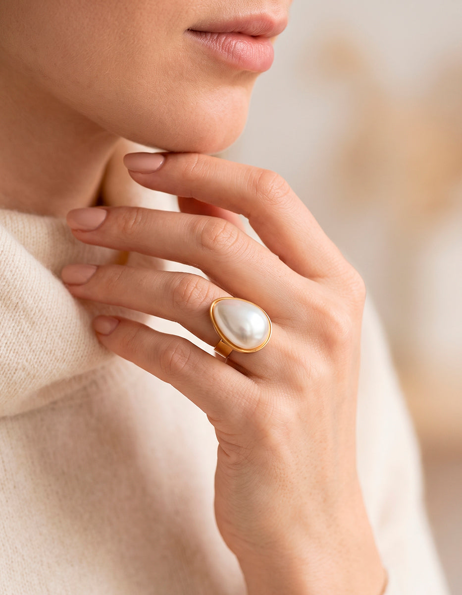 Anillo ajustable de madreperla en corte gota con baño de oro de 22kt