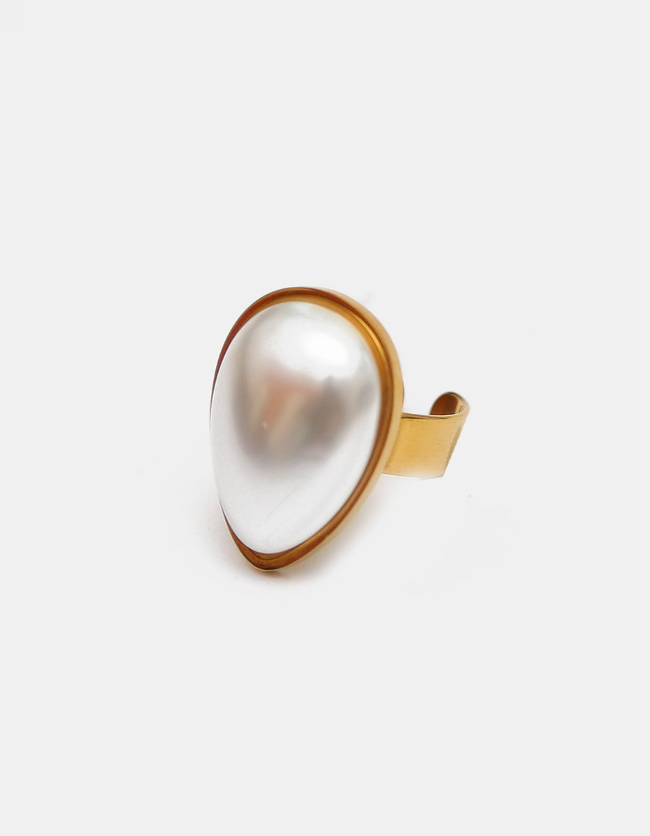 Anillo ajustable de madreperla en corte gota con baño de oro de 22kt