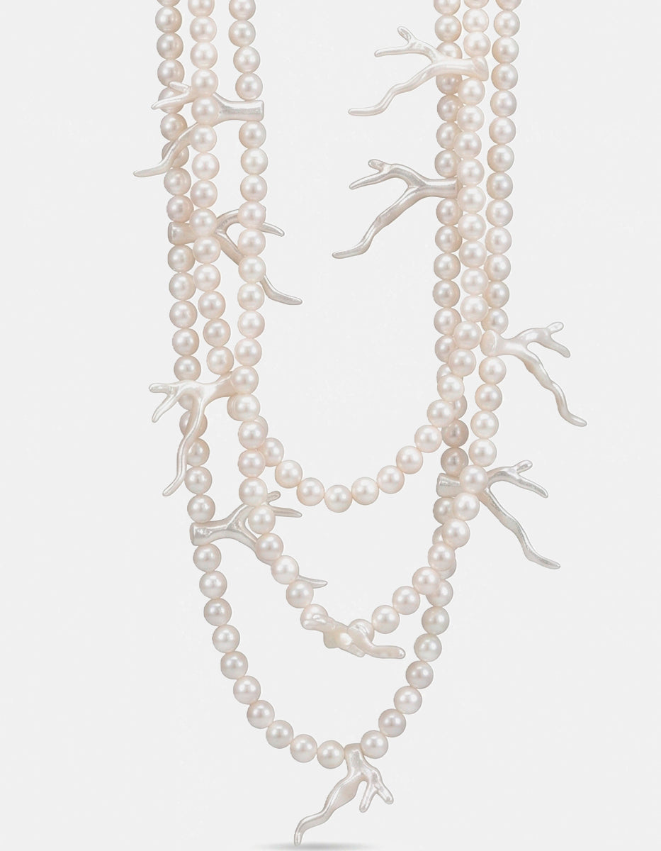 Collar de tres hileras de perlas Mabe con corales escultóricos en baquelita blanca Ultramar