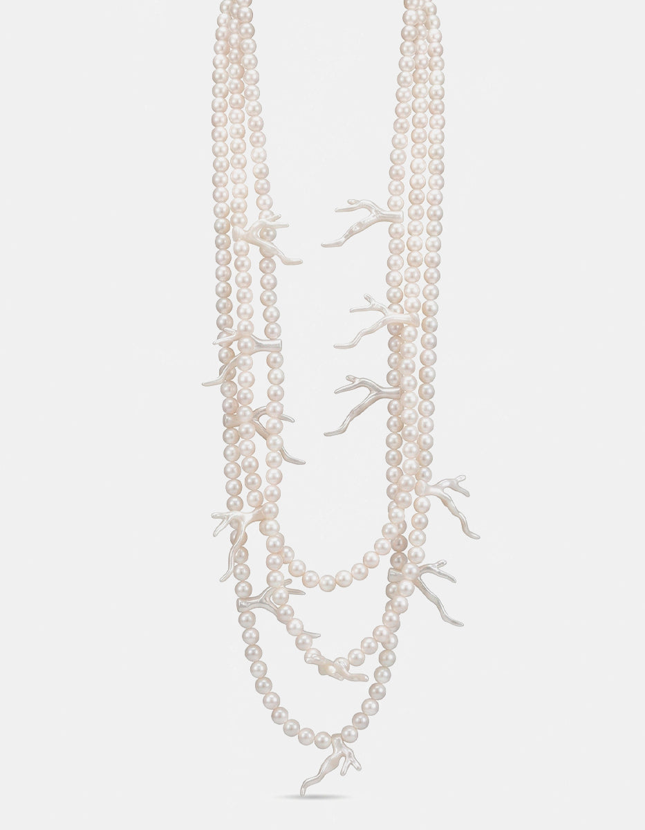 Collar de tres hileras de perlas Mabe con corales escultóricos en baquelita blanca Ultramar