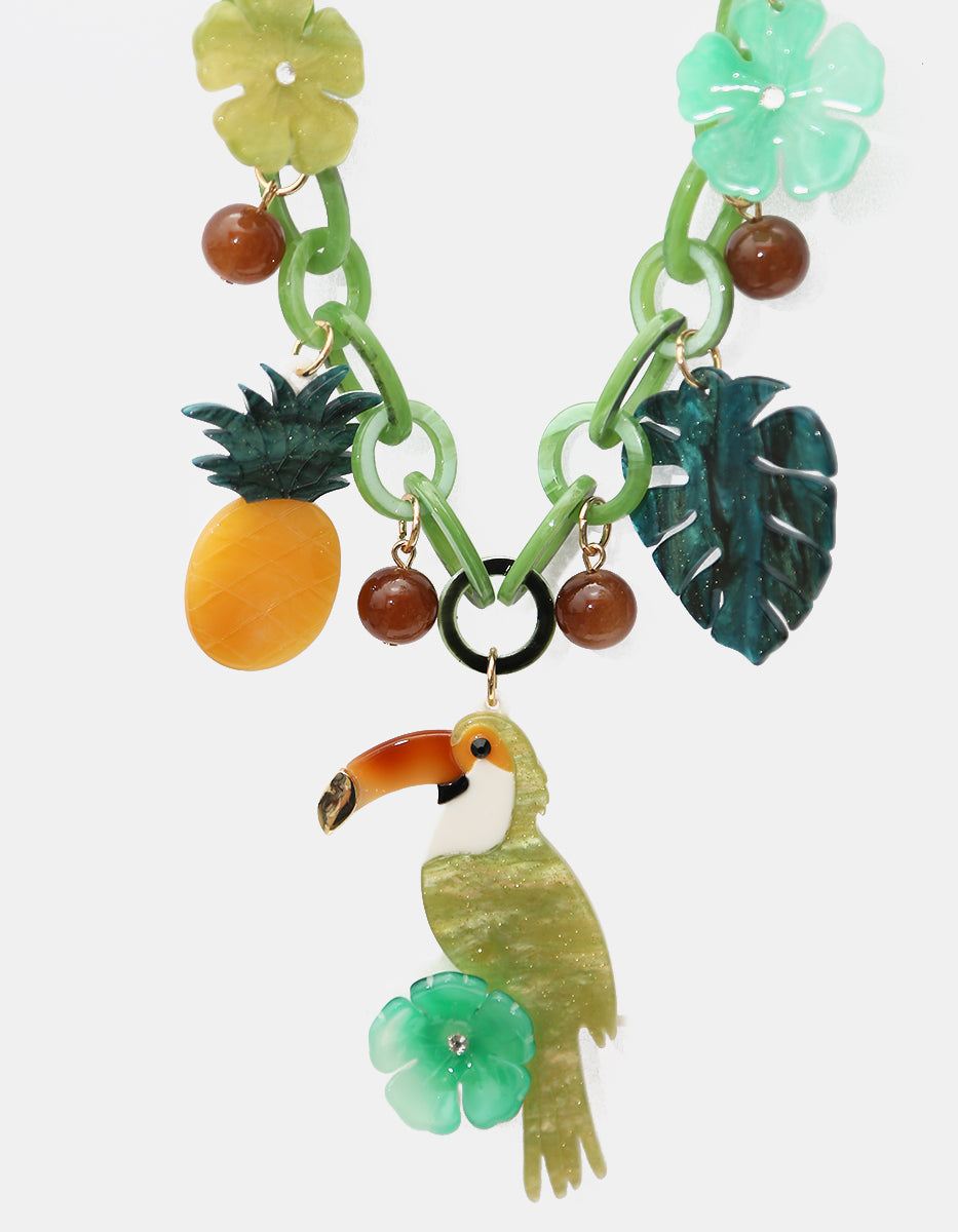 Collar de gold-filled con dijes de baquelita verde de tucán, piña y monstera Ultramar
