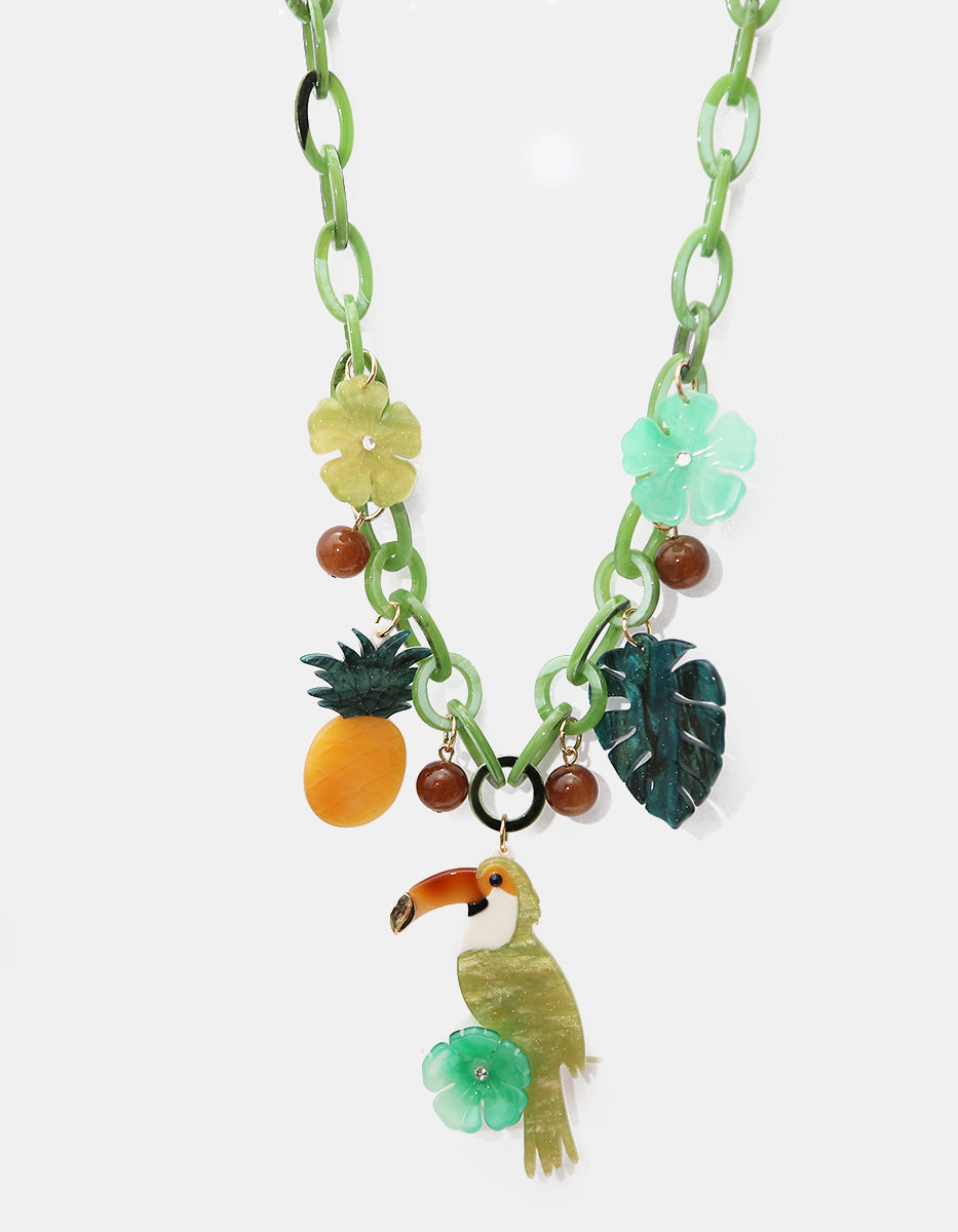 Collar de gold-filled con dijes de baquelita verde de tucán, piña y monstera Ultramar
