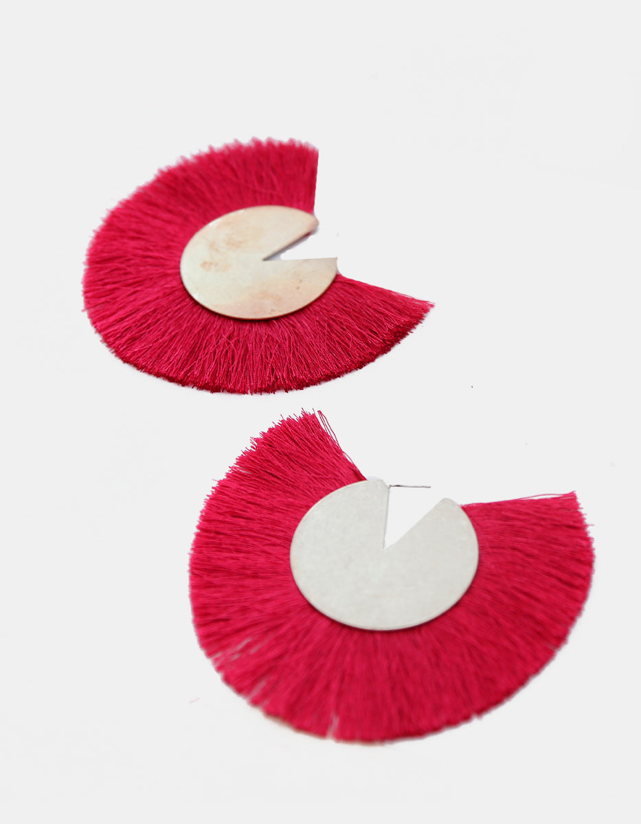 Aretes maxi en gold-filled con disco calado y abanico textil fucsia Ultramar
