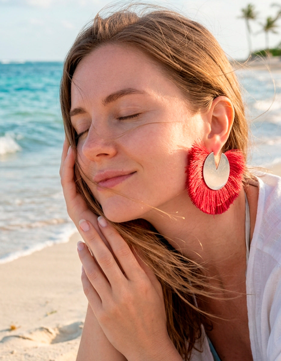 Aretes maxi en gold-filled con disco calado y abanico textil fucsia Ultramar