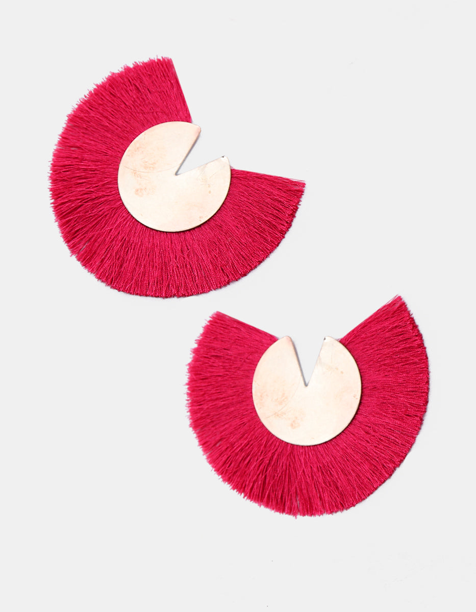 Aretes maxi en gold-filled con disco calado y abanico textil fucsia Ultramar