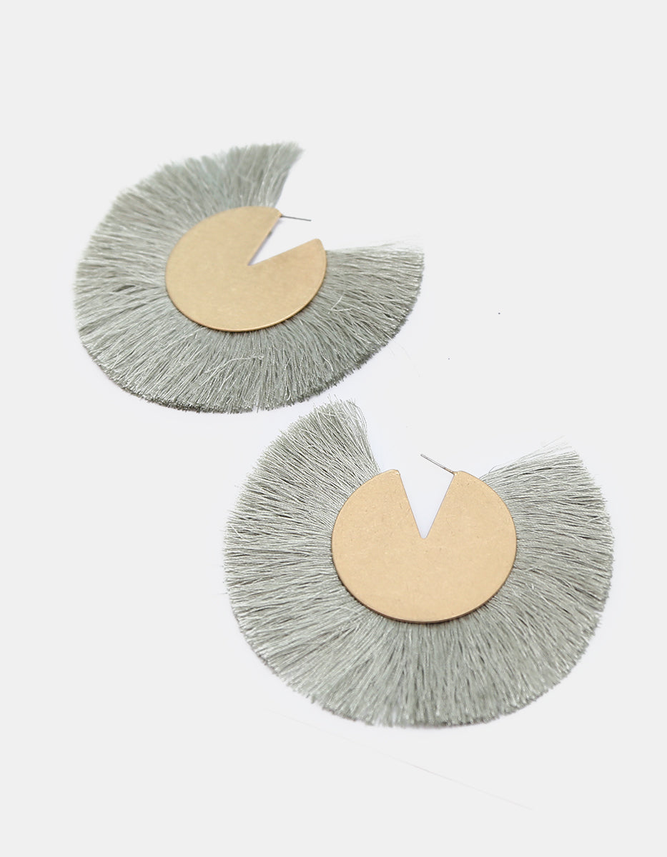 Aretes maxi en gold-filled con disco calado y abanico textil gris Ultramar