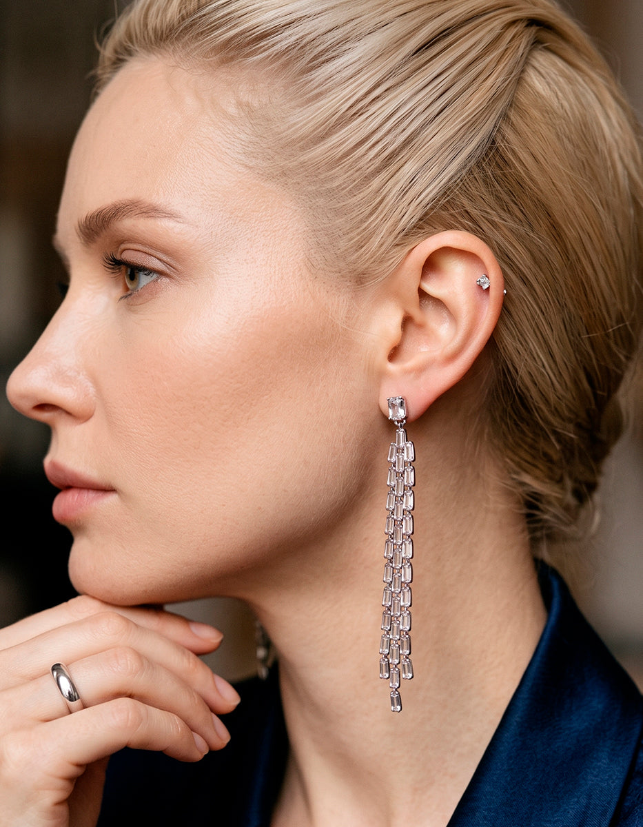 Aretes en baño de platino con cascada de topacios blancos corte baguette