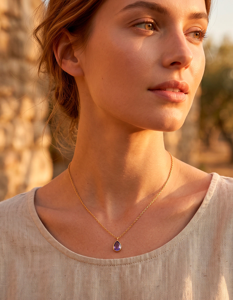 Collar de Gold-Filled de 22kt con dije de amatista en corte Pera