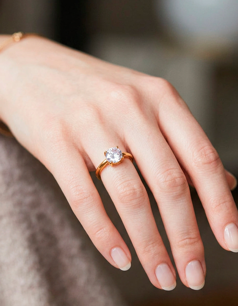Anillo de bronce baño oro 22k con topacio blanco en corte brillante – Talla 7