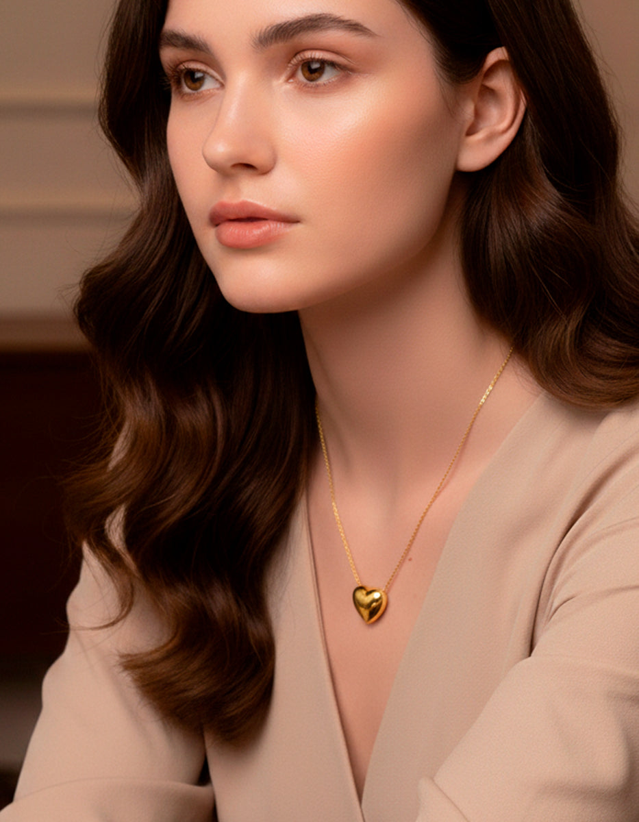 Collar en bronce con baño de oro 22 kt y dije en forma de corazón Love Story