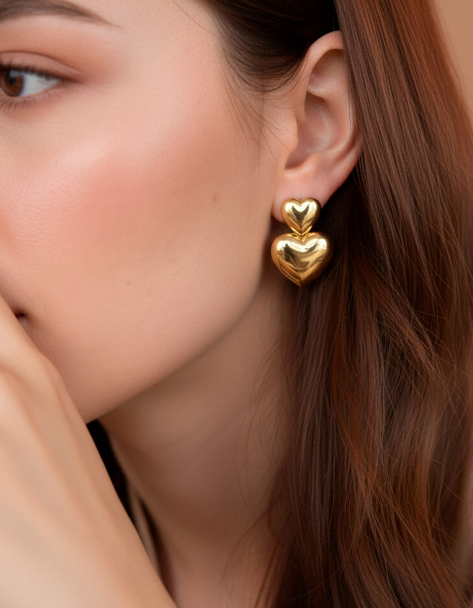Aretes en bronce con baño de oro 22 kt y diseño de doble corazón pulido Love Story