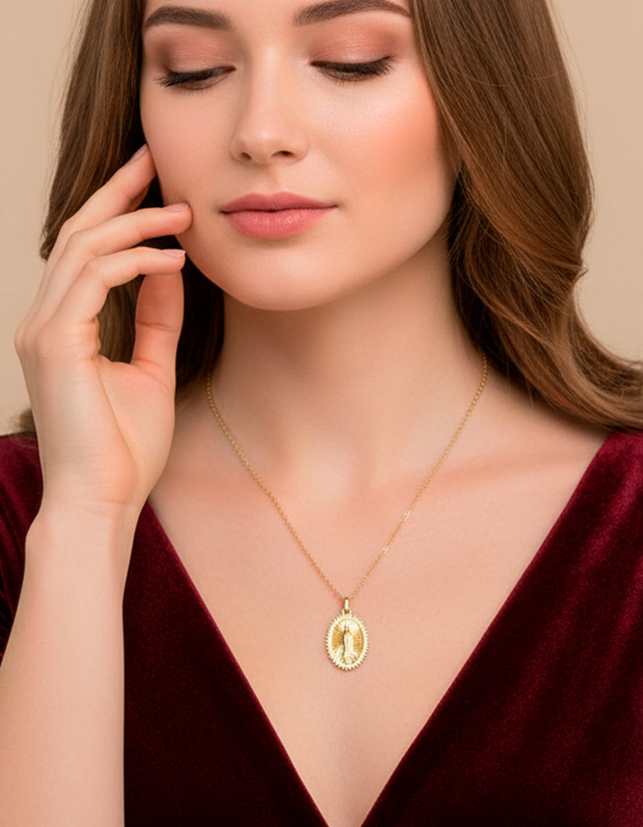 Collar con Medalla Virgen de Guadaupe Cerca del Corazón