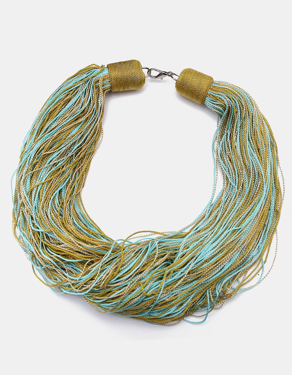 Collar multihilo textil en tonos turquesa, verde oliva y arena Ultramar