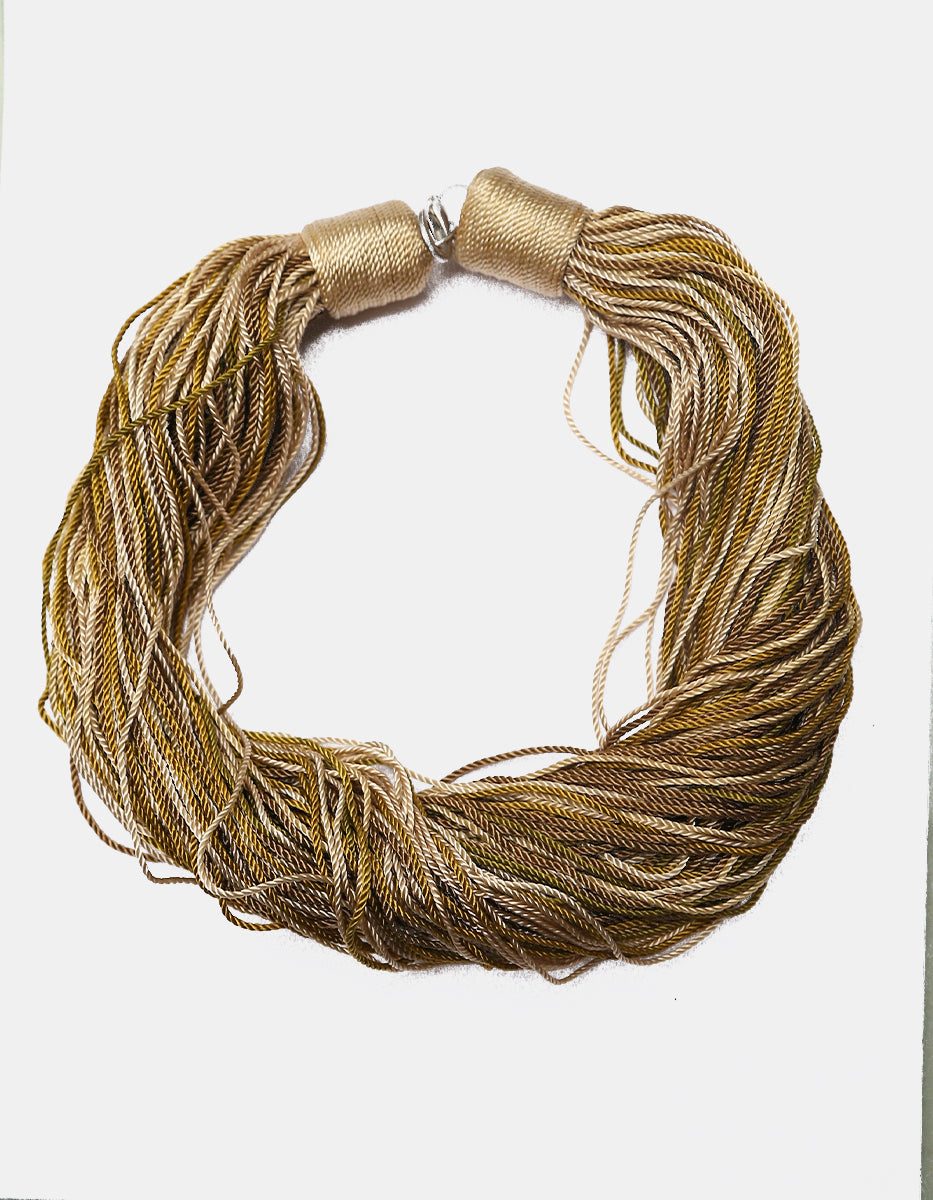Collar Multihilo Textil en Tonos Dorado, Ocre y Beige Ultramar
