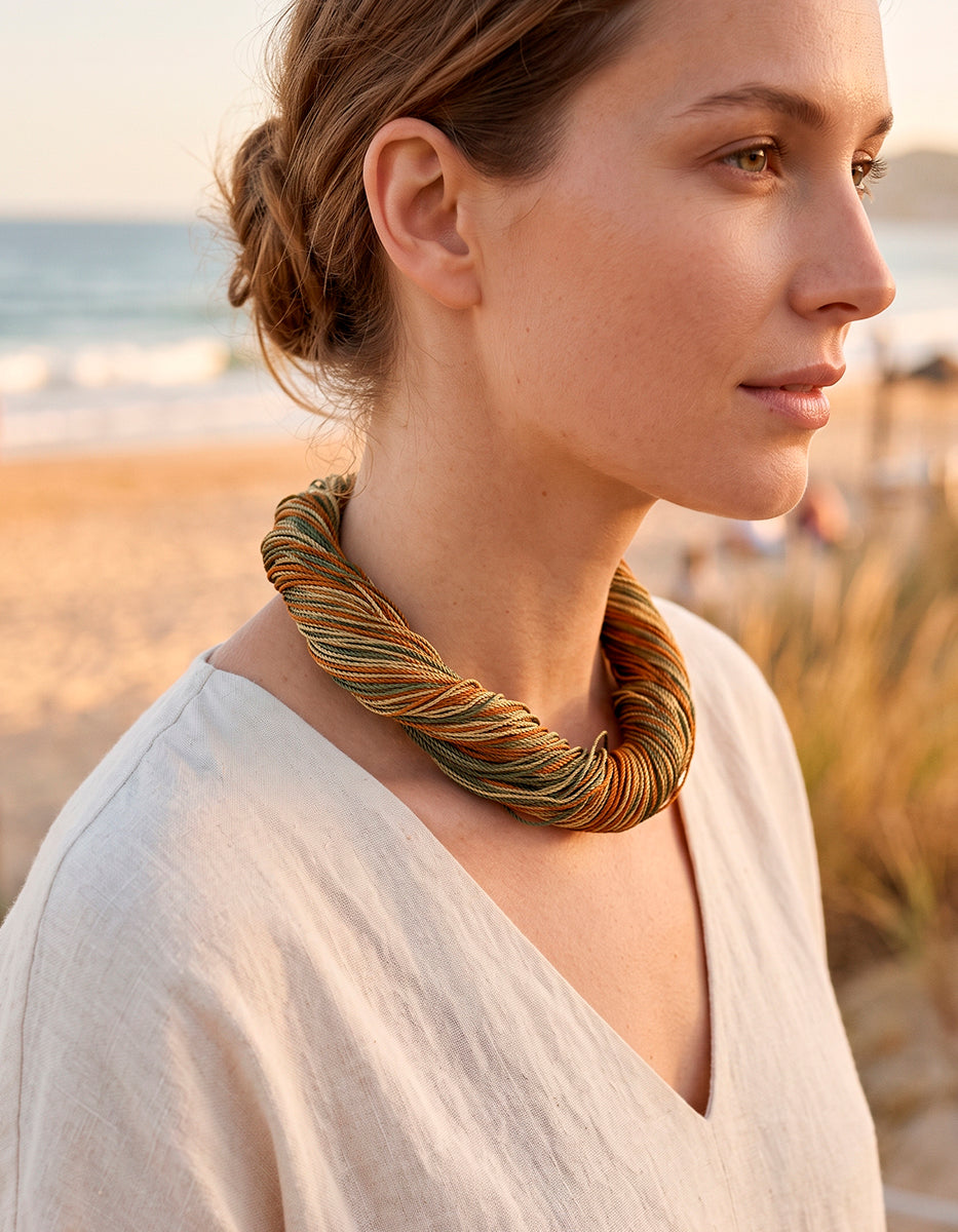 Collar Multihilo Textil en Tonos Terracota, Verde Olivo y Beige Ultramar