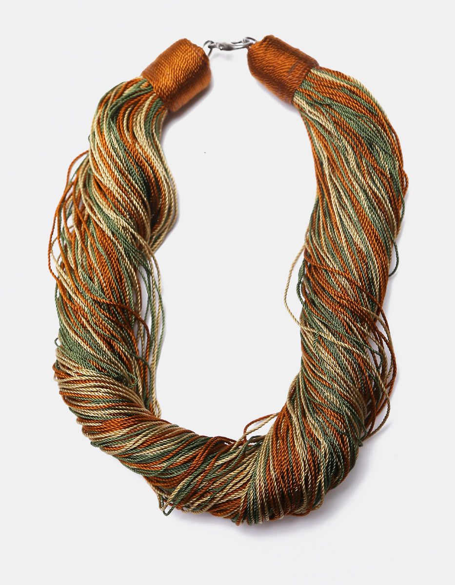 Collar Multihilo Textil en Tonos Terracota, Verde Olivo y Beige Ultramar