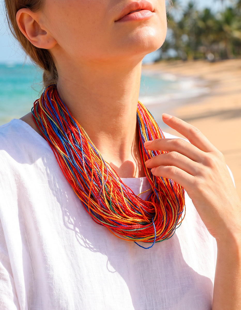 Collar multihilo textil multicolor en tonos rojo, naranja y azul Ultramar