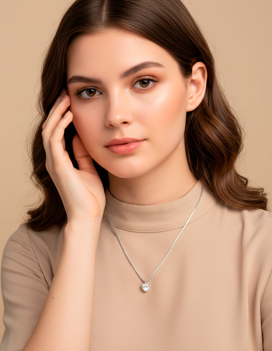 Collar en plata .925 con topacios blancos y topacio central en corte corazón Love Story