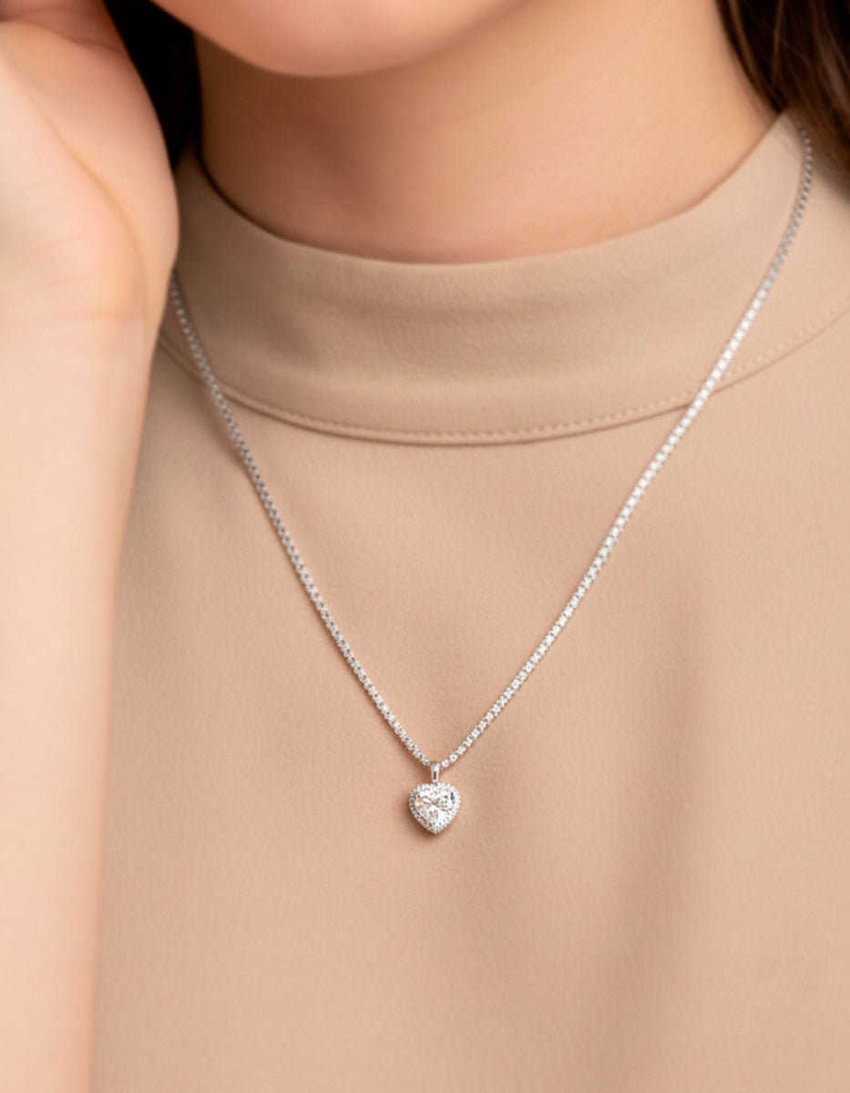 Collar en plata .925 con topacios blancos y topacio central en corte corazón Love Story